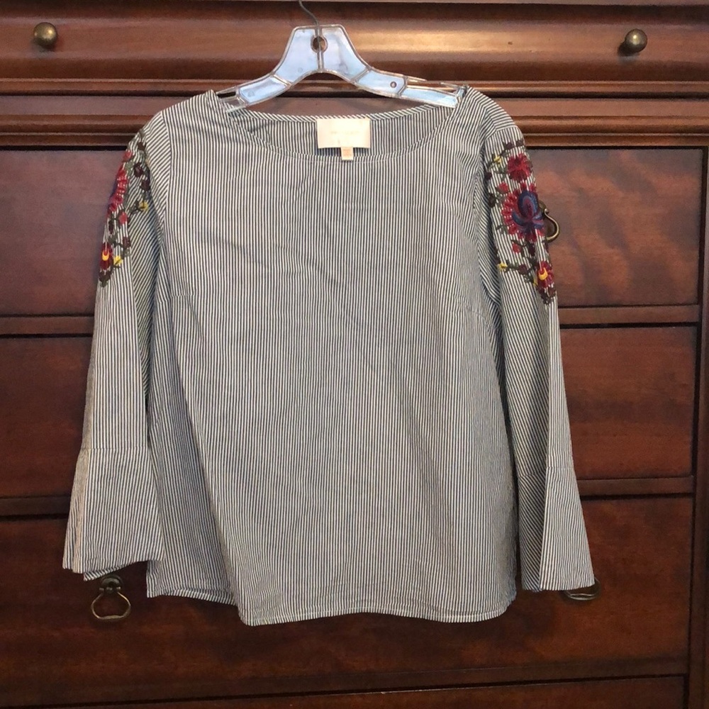 Skies are Blue Women’s Top size small